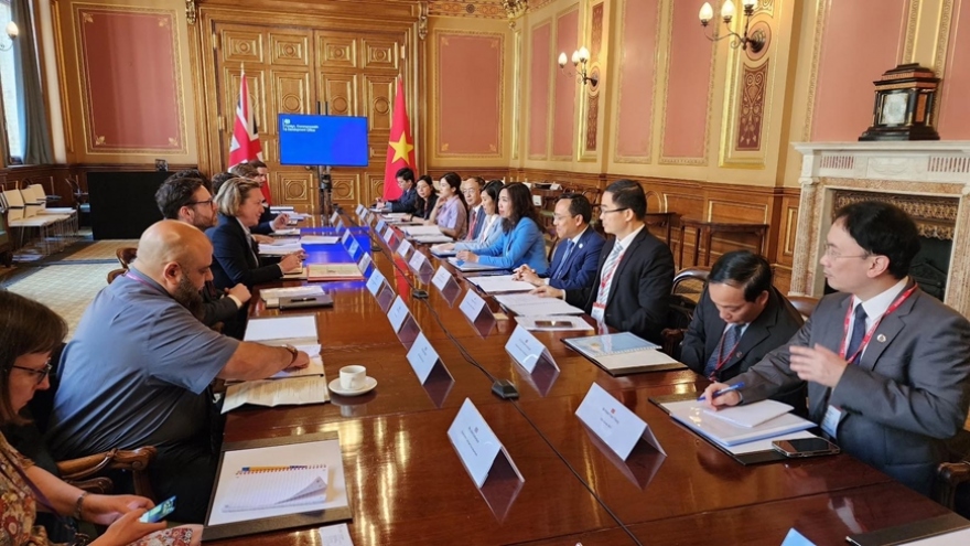 Vietnam, UK seek to build stronger strategic partnership